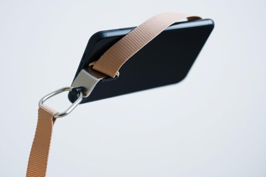 Jak zamontować smycz do telefonu