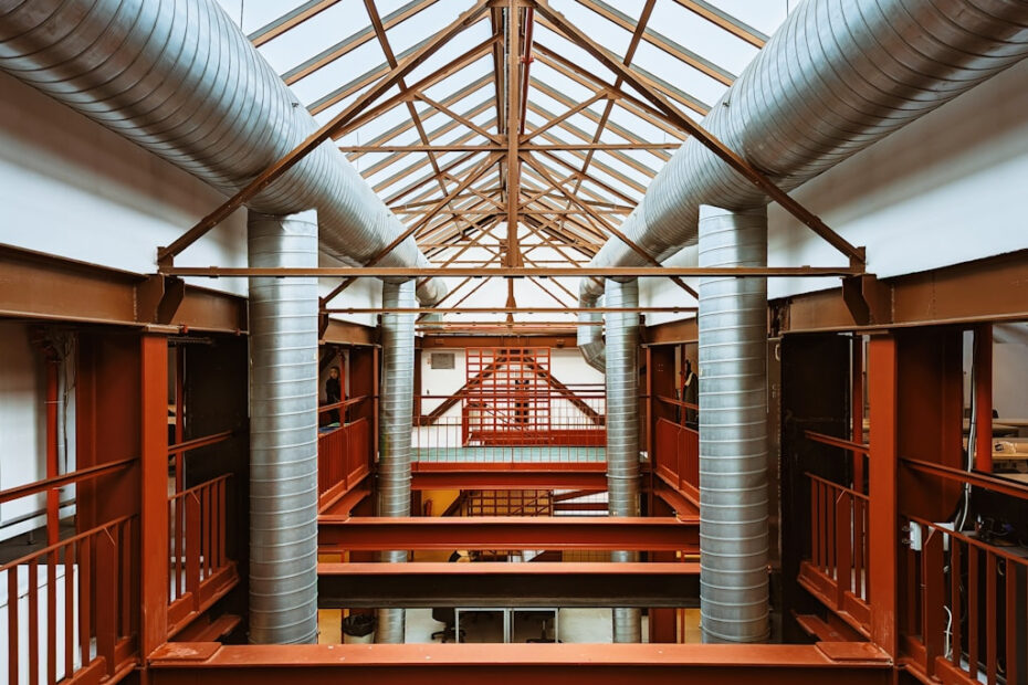 Wentylacja a bezpieczeństwo: jak spełnić wymagania dotyczące zadymienia w podziemnych parkingach